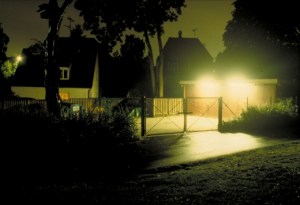 Indtrængende lys. Lyset fra en kommunal oplagsplads oplyser hele natten facaden i det nærliggende hus. Fot.: P.T.Aldrich.