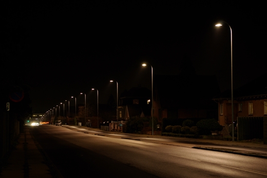 Et eksempel på god vejbelysning. Københavnerarmaturet sender lyset derhen, hvor det gør gavn: På vejen, cykelstien og fortorvet. Fot.: P.T.Aldrich.