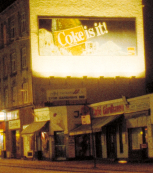 En husmursreklame belyst nedefra. Fot.: P.T.Aldrich.