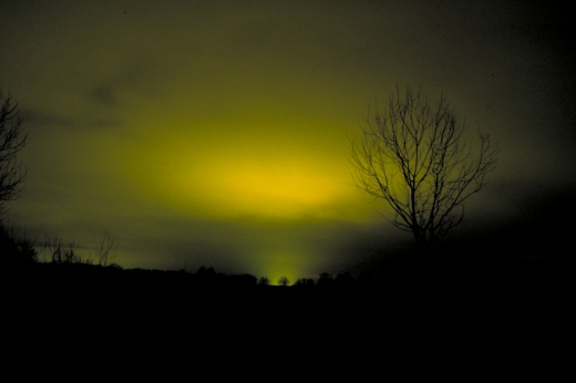 En nattehimmel oplyst af drivhusbelysning fotograferet på flere km afstand. Fot.: P.T.Aldrich.