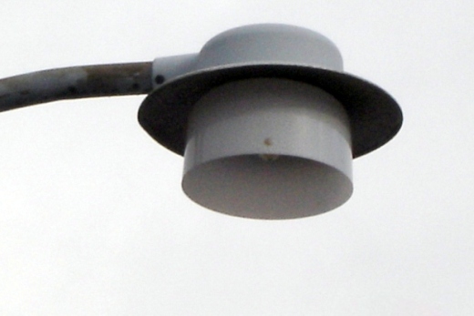 Hattelampen er et eksempel på et dårligt armatur. Dels sender det lys ud over det vandrette plan. Dels giver det meget lidt lys ned på vejen. Fot.: P.T.Aldrich.