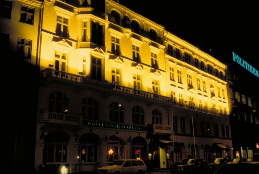 Belyst hotelfacade. Belysningen får stueetagen til at "forsvinde" og fremspring på facaden kaster mærkelige skygger. Fot.: P.T.Aldrich.