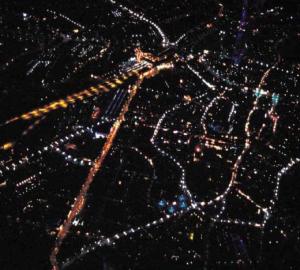 Odense fotograferet fra fly en skyfri aften. Kilde: Belysningsplan for Odense Bymidte, Odense Kommune 2003.