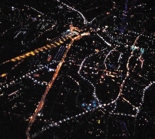 Odense fotograferet fra fly en skyfri aften. Kilde: Belysningsplan for Odense Bymidte, Odense Kommune 2003.