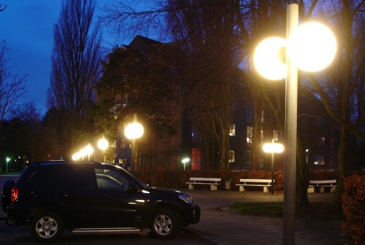 En p-plads og stier oplyst ved hjælp af kuppellamper uden nogen form for afskærmning. Fot.: P.T.Aldrich.