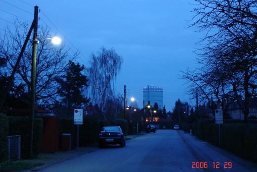 Vejbelysning med hattelamper. Vejen kan ses, fordi fotoet er taget i skumringen; lamperne kan ikke lyse vejen op. Fot.: P.T.Aldrich.