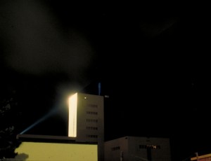 Et virksomhedslogo belyst nedefra med en kraftig projektør. Fot.: P.T.Aldrich.