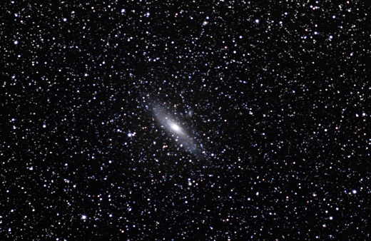 Andromeda-galaksen er en spiralgalakse som vores egen Mælkevej. De befinder sig omkring 2,5 millioner lysår fra os og består af omkring 1 billion stjerner. 1 billion er det samme som 1 million millioner. Fot.: ESO/S. Brunier.