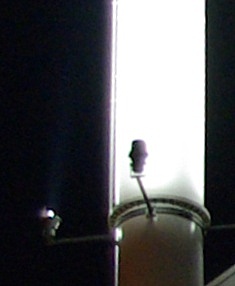 Her ses, hvordan to af projektørerne på Lynettens skorsten lyser nedefra og op og således bidrager til lyssmoggen uanset, hvor svag belysningen måtte være i Dansk Center for Lys' øjne. Fot.: P.T. Aldrich.