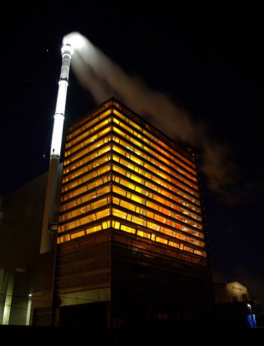 Rensningsanlægget Lynettens nye ovn- og silobygning er modtager af Dansk Center for Lys' Danske Lyspris 2012 p.g.a. belysningen af skorstenen og belysningen, som strømmer ud indefra. Fot.: P.T. Aldrich.