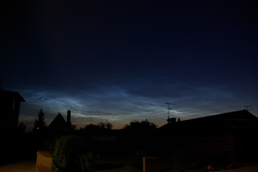 Lysende natskyer ses af og til på nordhimlen midt om natten i de lyse nætters tid. Det er højtliggende skyer (omkring 90 km over jordoverfladen), som belyses af Solen under horisonten. Fot.: P.T.Aldrich.