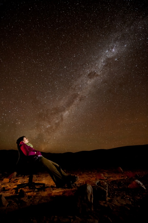 Ameila Bayo betragter den sydlige stjernehimmel. Fot.: ESO/Max Alexander.