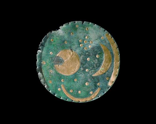 Himmelskiven fra Nebra i Tyskland er dateret til ca. år 1600 f.v.t. Skiven kan ses på Landesmuseum für Vorgeschichte i Halle i Tyskland.