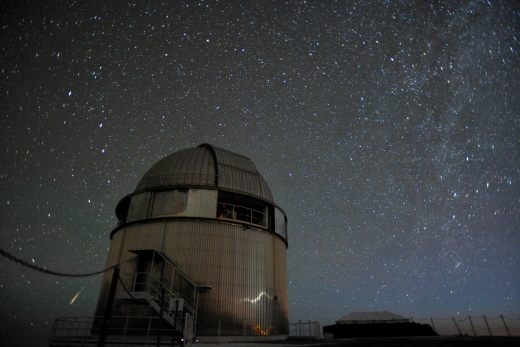 I 1983 flyttede Danmark meridiankredsen fra Brorfelde til Observatorio del Roque de los Muchachos på den kanariske ø La Palma. Nogle år senere, i 1989 inviede Danmark samme sted sammen med de andre nordiske lande Nordic Optical Telescope (NOT). NOT'en, der har et hovedspejl på 2,5 m i diameter, er her fotograferet sammen med et stjerneskud fra meteorsværmen Lyriderne den 23. april 2009. Fot.: NOT/Håkon Dahle.