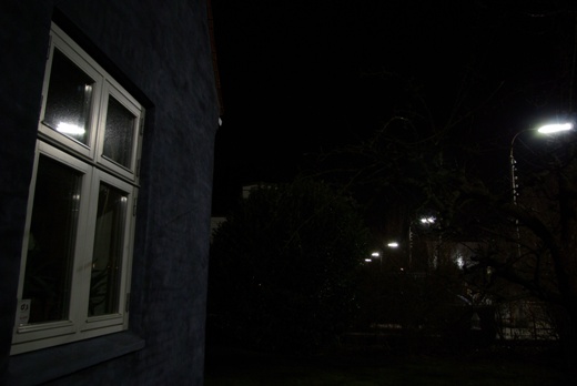 Indtrængende lys, dvs. lys som falder uden for det område, som skal belyses. Her et hus 8-10 m fra vejen, hvis facade og vejvendte værelser oplyses af gadelamper (lysstofrør), der kaster lys 'bagud'. Med mindre beboerne har tykke gardiner, der lukker lyset ude, risikerer de at få forstyrret deres døgnrytme af det kunstige lys.